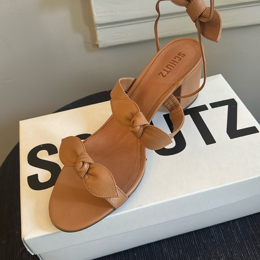 Schutz Alia Mid Block
Size 11 in Honey Peach
BRAND NEW IN BOX